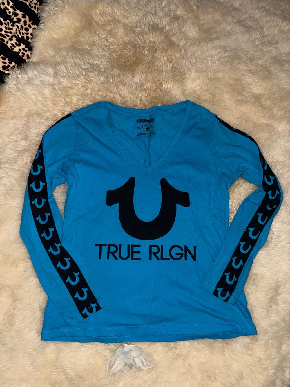 True Religion Women's Blue Logo Long Sleeve V-Neck Top Large